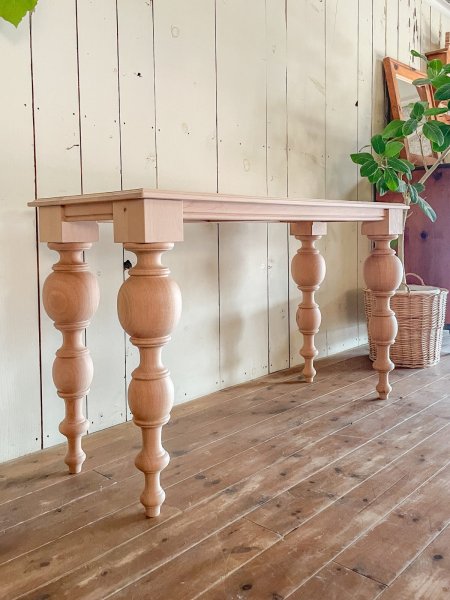 特徴的なデザインのろくろ足テーブルをオーダーメイド製作いたします。