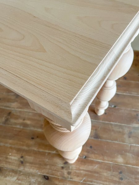 天板の縁はモールディング加工