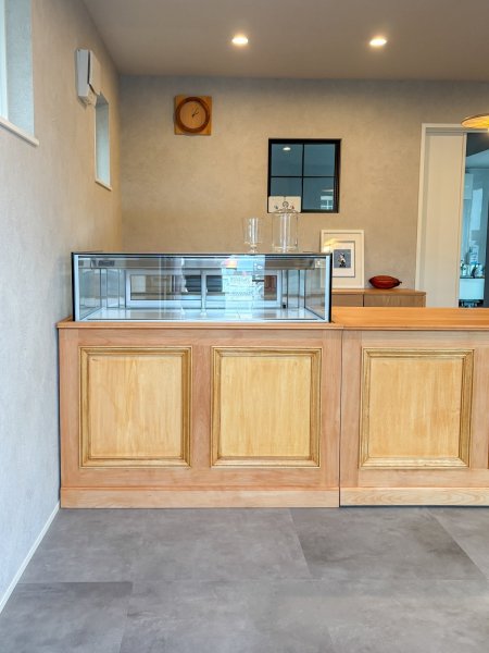 幅1100mmの床置き式冷蔵ショーケースに合わせた装飾カバー