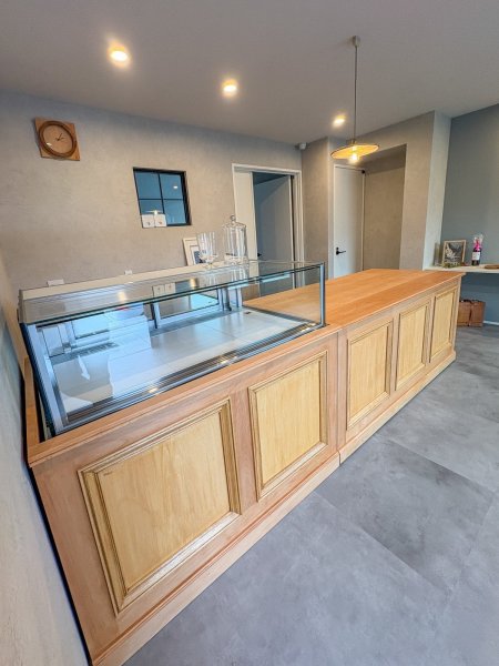 総幅3000mmの大きな特注レジカウンター。