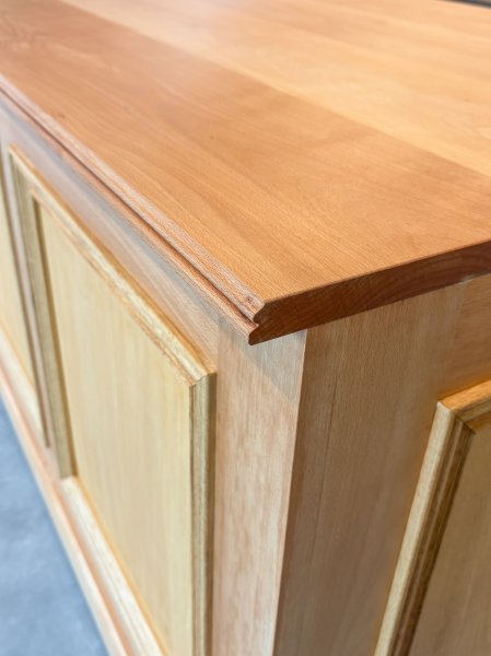 正面だけモールディングカットした天板、細かなカスタマイズに対応いたします。