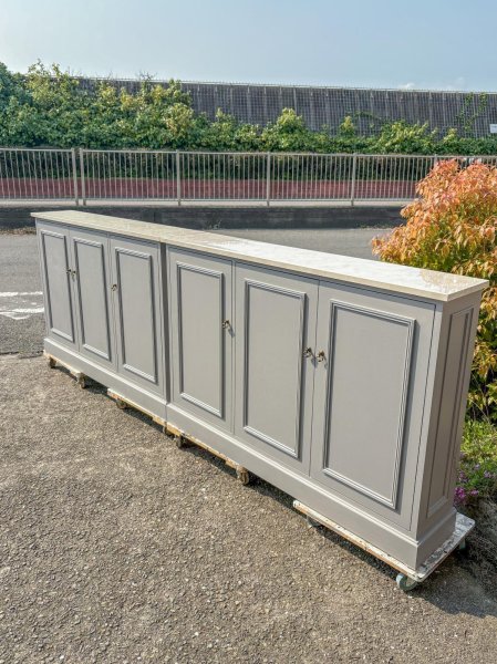 天板は大理石メラミン、本体はライトグレーペイント。