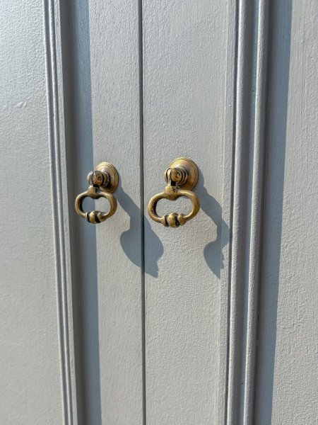 アンティーク感のある真鍮取っ手。100種類以上のデザインから選べます。