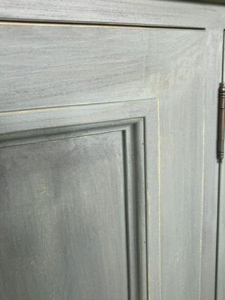 細部にもモールディング加工を施して、アンティーク調に仕上げます。