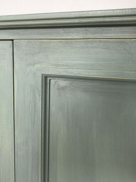 下地にサンフラワー、グリーングレー、黒を塗り重ねたシャビーなペイント。