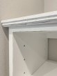 角が擦れて、黒が削れ出たようなアンティークホワイト色。