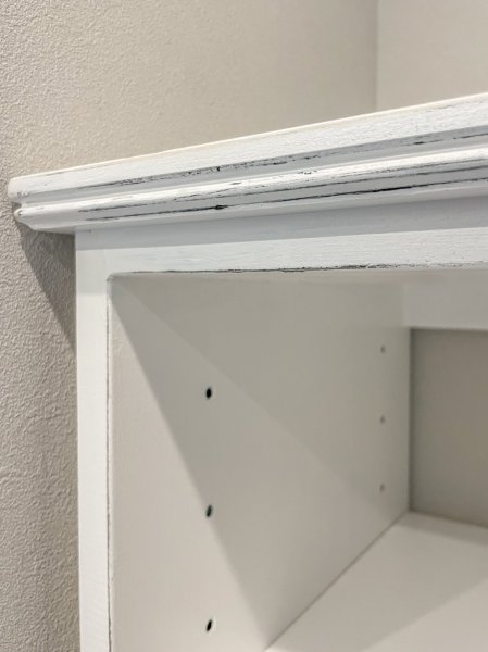 角が擦れて、黒が削れ出たようなアンティークホワイト色。