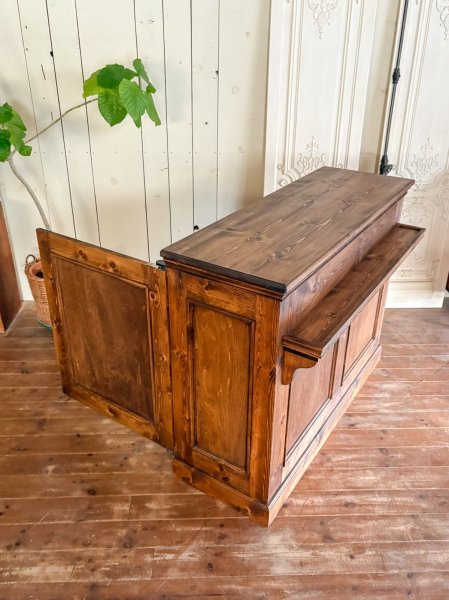 W1300、D1100、H1000mmの受付カウンター