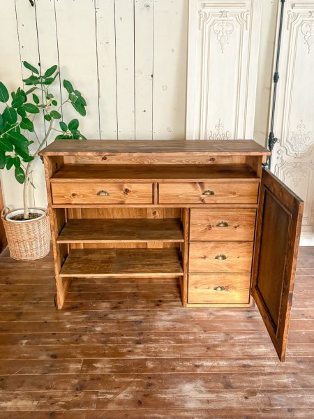 内側の収納は引出しや可動棚など自由に選べます。