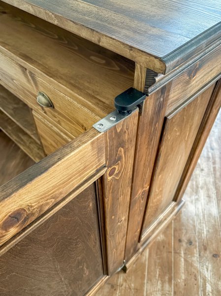 自由丁番で前後に動くスイングドアです。