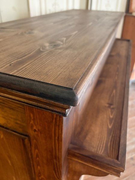 各所にモールディング加工を施しています。