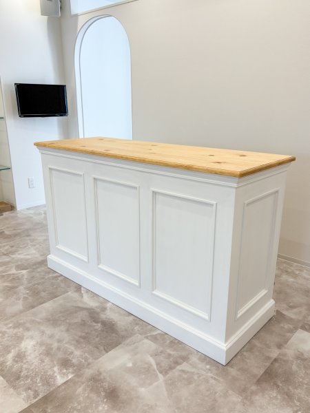 写真はW1500、D550、H900mm、腰くらいの高さのカウンターです。