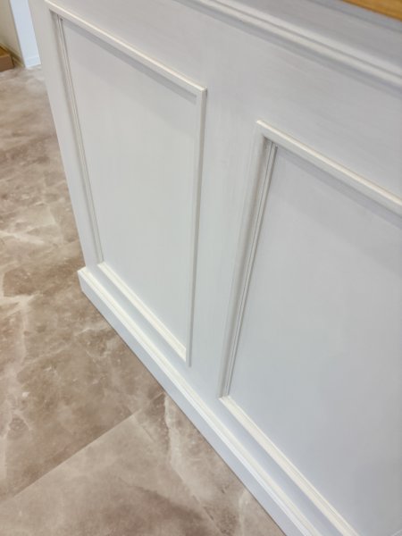 モールディングで立体的に化粧しました。