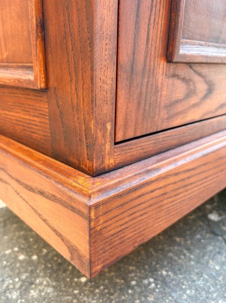 モールディングで立体的に化粧したアンティーク調家具