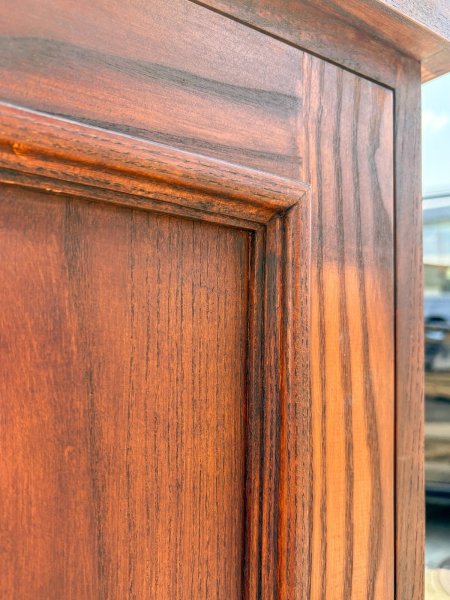 モールディングで立体的に化粧したアンティーク調家具