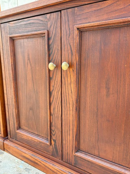 扉の取っ手は100種類以上の真鍮取っ手から選べます。