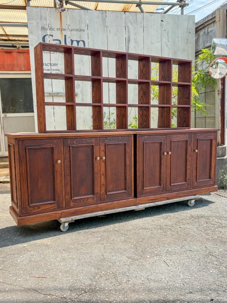 別売りの升目シェルフを乗せたイメージ