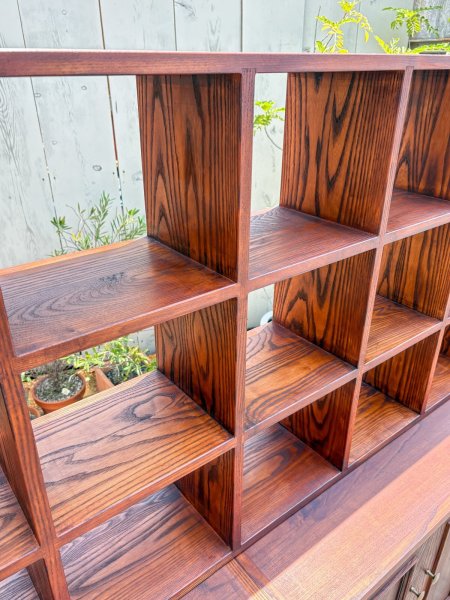 キャビネットと同じホワイトアッシュ材で制作しました。