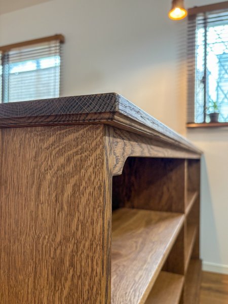 エッジが際立つ天板