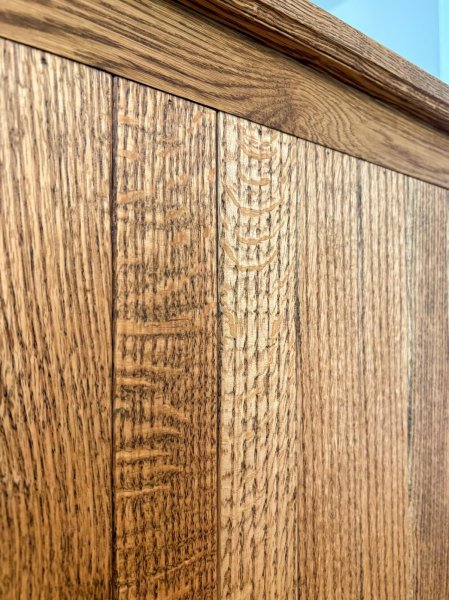 虎斑と呼ばれる虎柄模様が見えるホワイトオーク材。