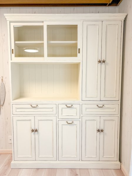 上段にガラス扉、レンジボード、他様々な収納を備えた食器棚