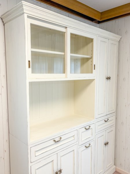 写真はW15000、D400、H2000 mmサイズのカップボード