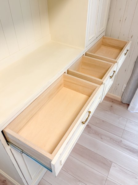 下段上部には浅めの抽斗。