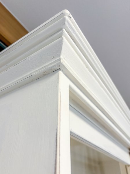 上段天板には分厚いモールディング装飾