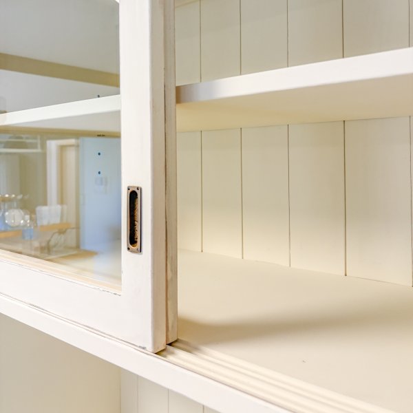 上段の扉はスライド扉を採用