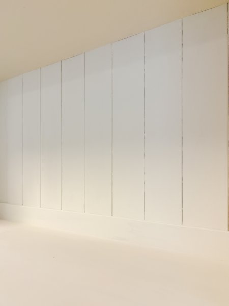 背板は羽目板でレトロな雰囲気。