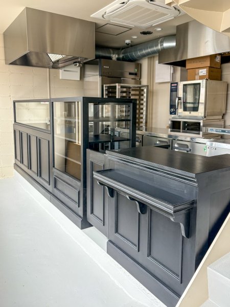 W3900mmの一面カウンター、ガラスショーケース、フライヤー台のセットです。