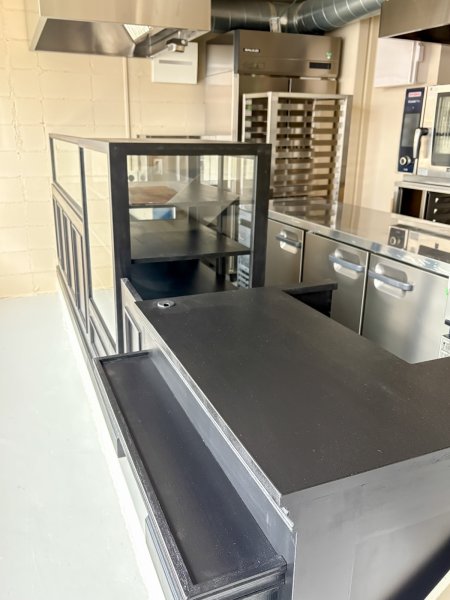 焼き菓子屋さん、ケーキ屋さん向け店舗家具をオーダーメイドしております。