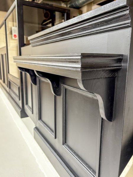 荷物棚付きのレジカウンター、アンティーク調デザインです。