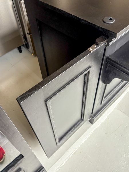 スイングドア付きのレジカウンター