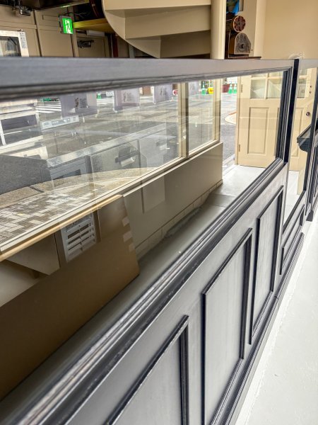 フライヤー台のお客様側には、油飛散防止のガラス窓を設置。