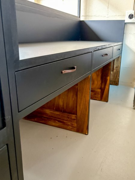 フライヤー台の下には引出しとゴミ箱スペース