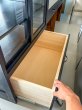 ガラスショーケースの下には大きな引出し