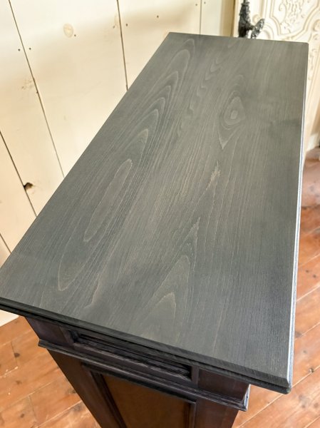 ビーチ材のおとなしい木目が見えるブラックペイント。