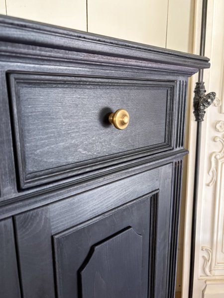 アンティーク家具がお好きな方におすすめのサイドボード。