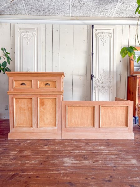 冷蔵ショーケースに合わせて制作した装飾カバーとレジ台のセットです。