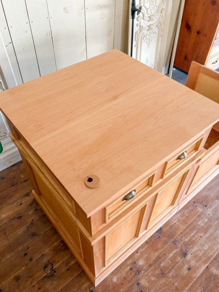 ビーチ材は木目が大人しく、少しピンクがかった印象。