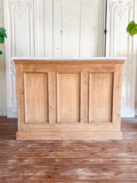 節のある木材パイン無垢材を使ったカントリーテイストの家具です。