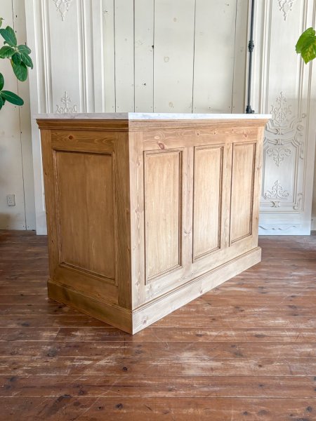 パイン無垢材を使ったアンティーク調デザインのカウンターです。