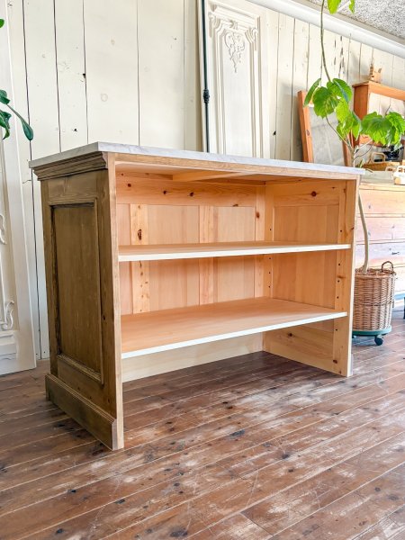 内側に可動棚2枚を設置した様子。