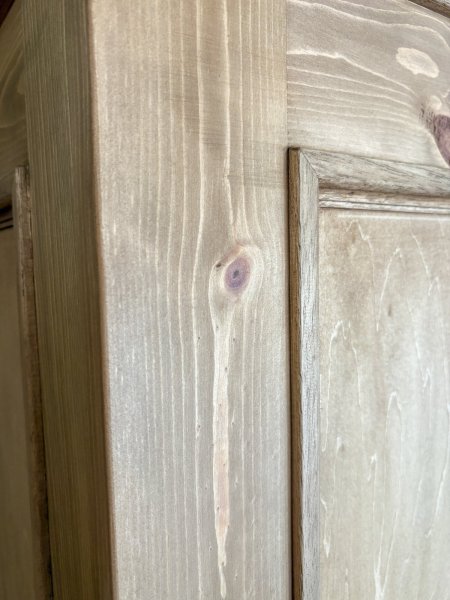 パイン材は節があり、表情豊かな木目が特徴