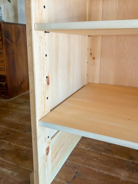 写真は高さ変更のできる横長の棚。