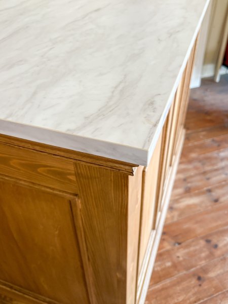 メラミン合版は、防水、耐熱、耐キズ性能に優れています。