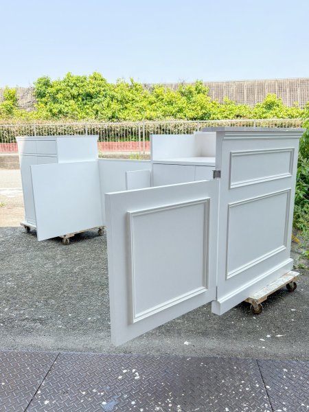 奥行き側にスイングドアを付けて、スタッフが行き来できます。