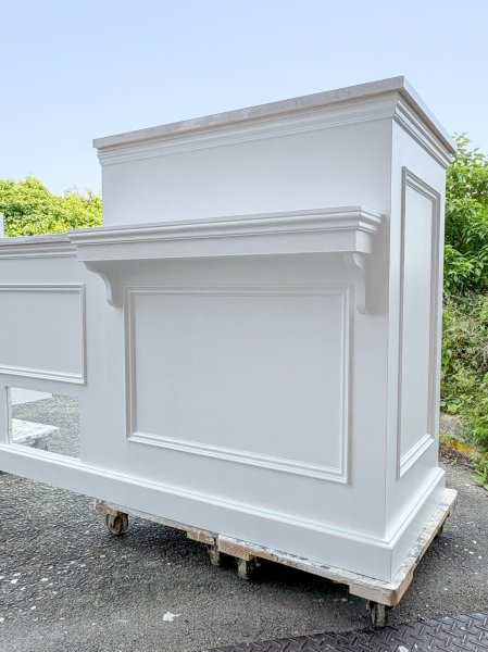 W850mmのレジ台、荷物棚付きのアンティーク調デザイン。