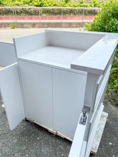 カウンターの天板はメラミン合版を使って、掃除しやすいです。